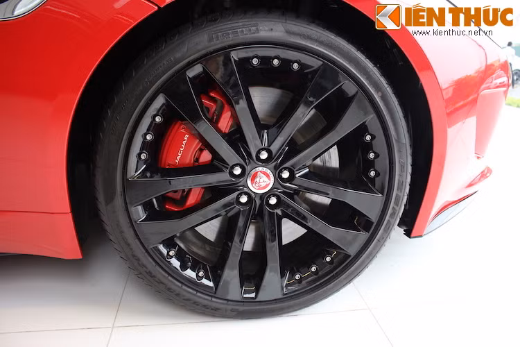 Bộ mâm 5 cánh kép được sơn màu đen bóng đầy dữ dằn, với những con ốc trang trí sáng bóng ở xung quanh. Một lần nữa, thiết kế mâm này cũng khá giống với dòng XK trước đây của Jaguar.