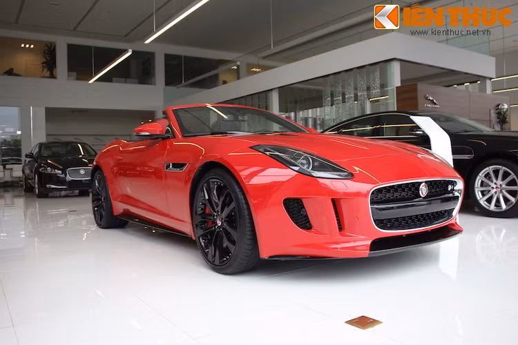 Tại Việt Nam, giá của Jaguar F-Type R chính hãng được bán khoảng hơn 8 tỷ đồng.