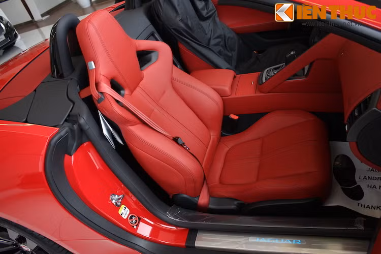 Cả 2 chiếc ghế thể thao cũng có thể chỉnh điện 14 hướng và trang bị tính năng nhớ vị trí. Chiếc F-Type R Convertible về Việt Nam còn có sẵn gói tuỳ chọn ốp nội thất nhôm.