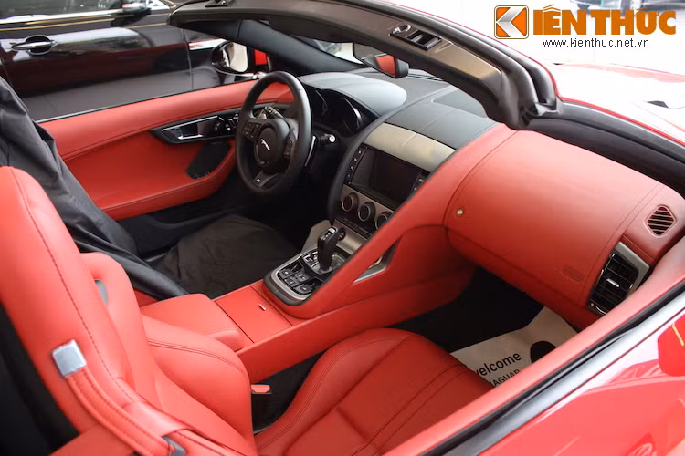 Nội thất của F-Type R vừa sang trọng, vừa thể thao, được bọc da cao cấp màu đỏ.