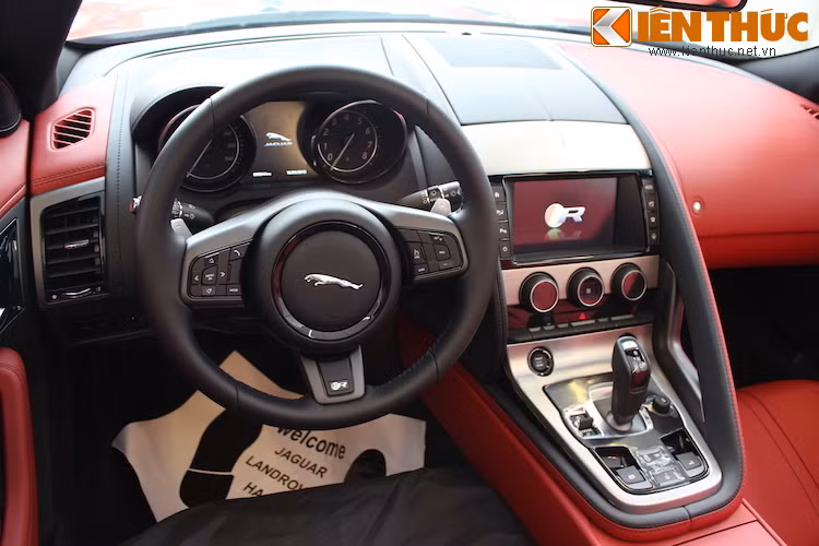 Xe sở hữu hệ thống thông tin giải trí với màn hình đặt trên bảng điều khiển trung tâm. Tay lái thể thao của xe được bọc da, chỉnh điện, có khả năng nhớ vị trí và được trang bị các nút bấm điều khiển khác nhau.