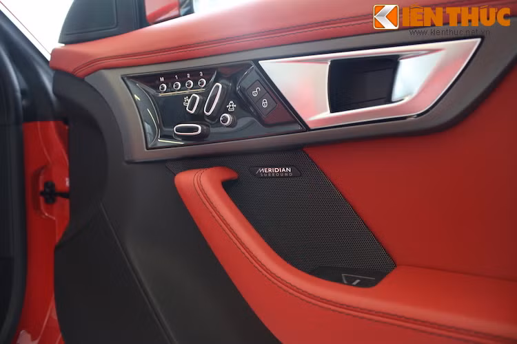 Toàn bộ các nút điều chỉnh của ghế ngồi đều được đặt ở hai bên cửa, tạo sự thuận tiện khi thao tác. Hệ thống âm thanh hi-end Meridian cũng xuất hiện trên F-Type R Convertible.