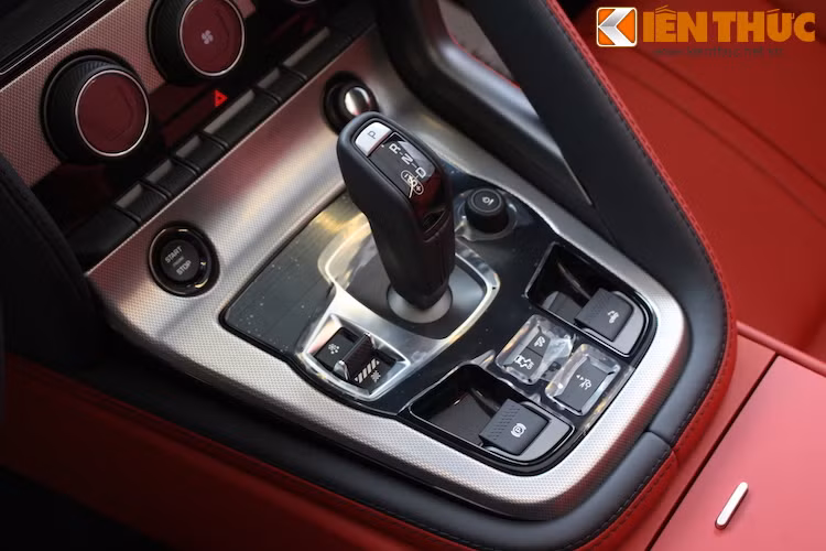 Kết hợp cùng hệ dẫn động cầu sau và hộp số ZF 8 cấp có trang bị tính năng chuyển số nhanh QuickShift, chiếc xe có thể tăng tốc từ 0-100 km/h trong 4,2 giây và đạt tốc độ tối đa 300 km/h.