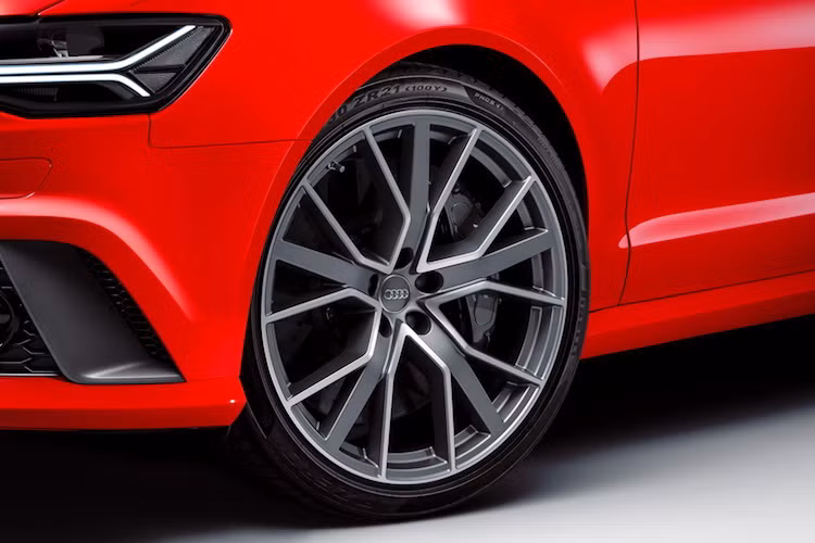 RS6 và RS7 Sportback cũng sở hữu bộ mâm đúc có thiết kế mới, trong đó RS6 có mâm 10 cánh kép với thiết kế tương tự như Audi R8 V10 thế hệ trước nhưng sắc sảo hơn.