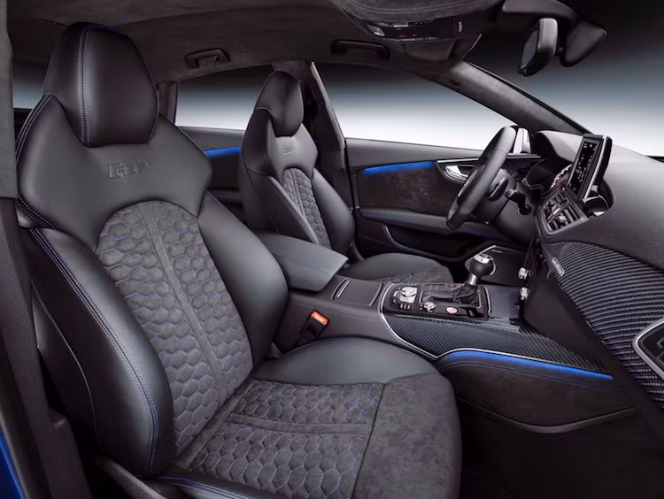 Những chi tiết ốp sử dụng sợi carbon, trong khi toàn bộ nội thất được bọc trong alcantara kết hợp với da Nappa.