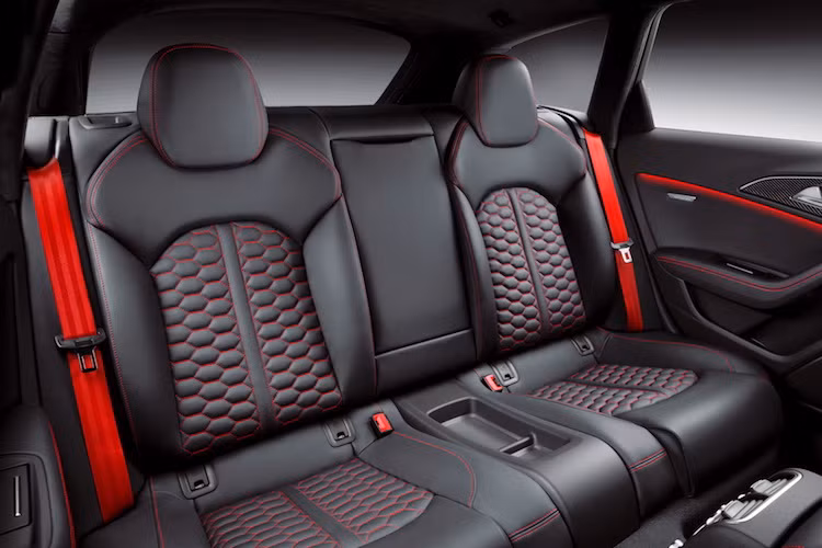 Một số nơi như dây an toàn, các đường chỉ vải dọc theo cửa... sẽ có màu trùng màu với ngoại thất của xe.