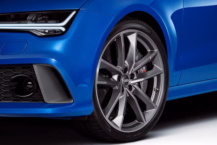 RS7 Sportback Performance có mâm dạng 5 cánh kép với các cánh mâm dày đặn.