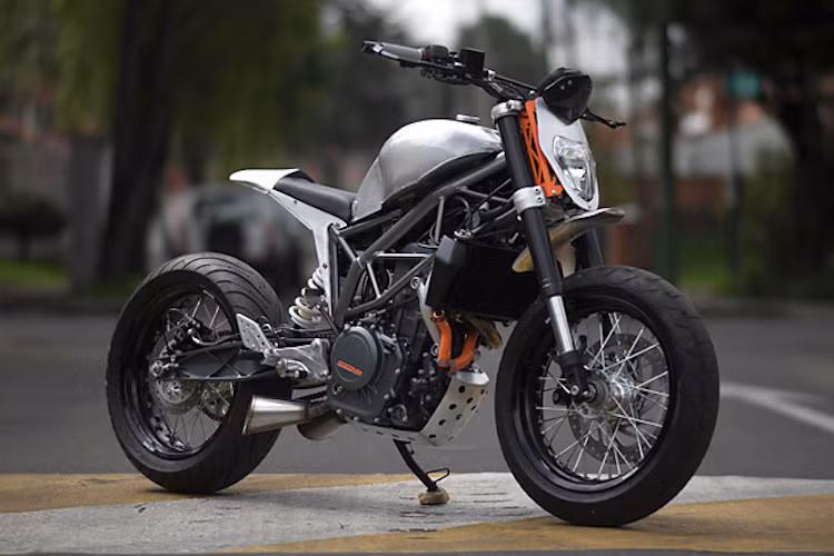 Bản độ KTM Duke 390 kết hợp giữa 2 kiểu dáng xe là streetfighter và Motard này đã được Garaje57 làm theo đơn đặt hàng của công ty giày BOSI ở Colombia, dùng để quảng cáo dòng sản phẩm cho biker của hãng.