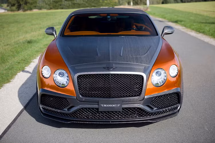 Chính lựa chọn màu sắc đã góp phần lớn khiến cho chiếc xe trông "đồng bóng" và mất hẳn vẻ thanh lịch vốn có của Continental GTC. Phần còn lại nằm ở các chi tiết khí động học và bộ bodykit quá dữ dằn của xe.