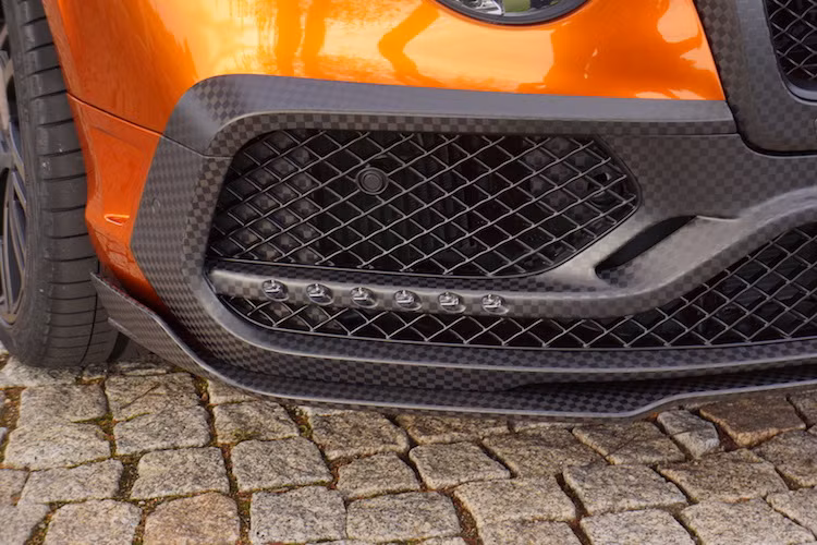 Phần cản trước được thiết kế góc cạnh với các lỗ hút gió cực lớn. Đèn sương mù có dạng các bóng LED nhỏ xếp liền kề nhau.