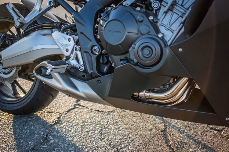 "Trái tim" của CBR650F là khối động cơ 649 cc DOHC làm mát bằng nước, 4 xi-lanh thẳng hàng với hệ thống phun xăng điện tử PGM-FI và hộp số 6 cấp.