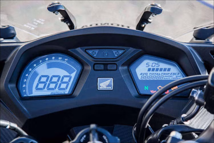 Bảng đồng hồ của xe có thiết kế độc đáo khi đều là mặt điện tử nhưng được chia thành 2 phần riêng biệt, với báo tua và báo tốc nằm về một bên và các chỉ báo khác nằm bên còn lại.