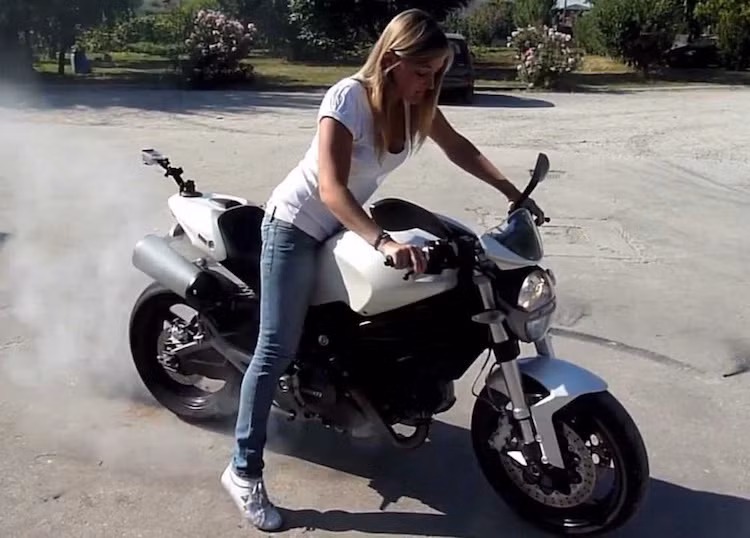 Mặc dù chiếm thiểu số, nhưng những nữ biker bước vào cuộc chơi môtô cũng nhiệt tình và nghiêm túc không kém nam giới. Họ cũng cầm lái những mẫu PKL mạnh mẽ, tốc độ và luôn trau dồi cho mình những kỹ năng điều khiển xe.