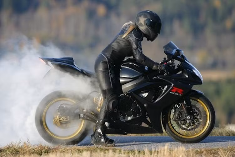 Trong số đó, "đốt lốp", hay burnout là một trong những kỹ thuật biểu diễn được nhiều biker nữ biết tới nhất.