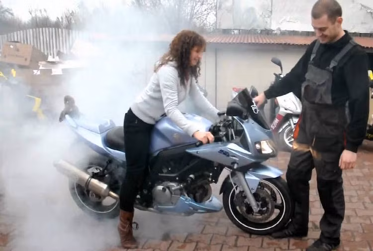 Tại các nước phương Tây và Mỹ, cộng đồng những người điều khiển môtô, xe máy ít hơn rất nhiều so với người đi ôtô. Trong cộng đồng thiểu số đó, những biker nữ còn chiếm số lượng ít hơn.