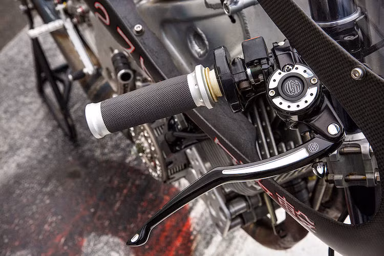 Giảm xóc trước là loại Ohlins FG43 Road &amp; Track, trong khi phuộc sau là Ohlins TTX. Chảng 3 của xe cũng lấy từ TZ250, những đồng hồ chỉ báo từ xe đua MotoGP 500 phân khối trước đây. Những phụ kiện "lặt vặt" khác do xưởng Roland Sands sản xuất.