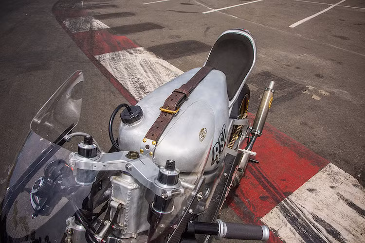 Toàn bộ chiếc xe là tập hợp của những chi tiết độc đáo nhất, có nguồn gốc từ xe đua như cặp mâm magie siêu nhẹ 17 inch, lốp trơn Dunlop KR, bình xăng từ chiếc xe đua Yamaha TZ250 đã cùng Roland vô địch giải AMA Championship năm 2008.