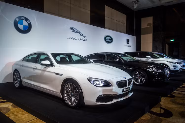 So với đời cũ, 6 Series Gran Coupe 2015 chỉ có một số thay đổi rất nhỏ ở ngoại thất. Lưới tản nhiệt đặc trưng của BMW với 10 thanh dọc ở bản cũ nay được giảm xuống thành 9 để làm mát động cơ tốt hơn.