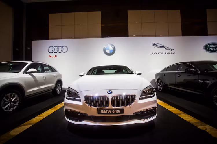 Cản trước cũng được sửa lại, với hốc lấy gió nằm thấp hơn. Đèn sương mù đặt sát góc của hốc lấy gió với 03 bóng đèn LED nằm ngang, được bao quanh bởi viền trang trí mạ Chrome.