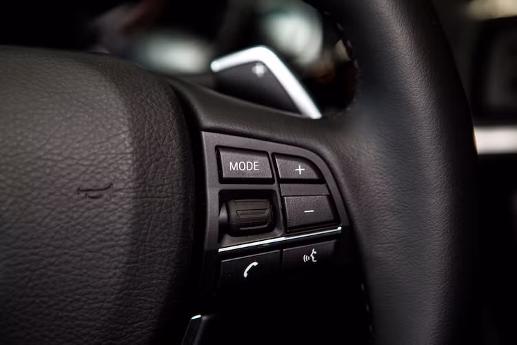 Cùng với lẫy chuyển số bằng tay trên vô-lăng, hộp số tự động 8 cấp cũng hỗ trợ cho tính năng Launch Control, giúp người lái có thể thể hiện những pha "đề pa" bứt phá ngay khi bắt đầu nhấn ga.