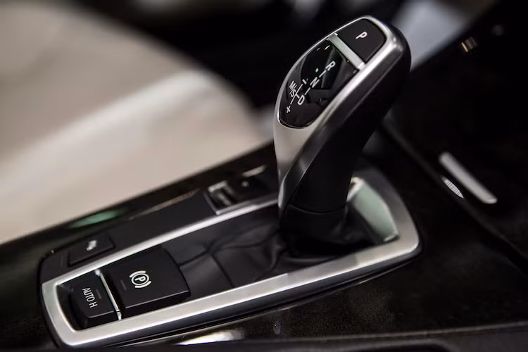 Hộp số tự động 8-cấp đóng vai trò tối ưu hóa khả năng vận hành nhờ khả năng sang số êm ái và nhanh chóng, nhấn mạnh cho cá tính thể thao của dòng xe này.