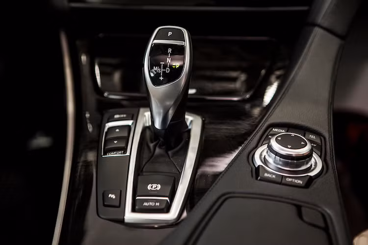 Trên BMW 6 Series mới, ốp nội thất đen bóng bao quanh khu vực điều khiển trung tâm tạo thành một cảm nhận hài hòa và trang nhã. Các đèn LED nội thất để chiếu sáng cho khu vực để chân, bục cửa.