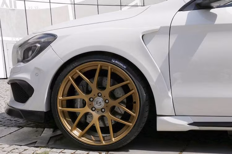 Cả 4 bánh xe được thay bộ mâm HRE 7 cánh kép với kích thước lên tới 20 inch và sơn màu đồng độc đáo. SAPPHIRE LM45-410 Turbo sử dụng lốp thể thao của Michelin để đạt độ bám đường tối ưu.