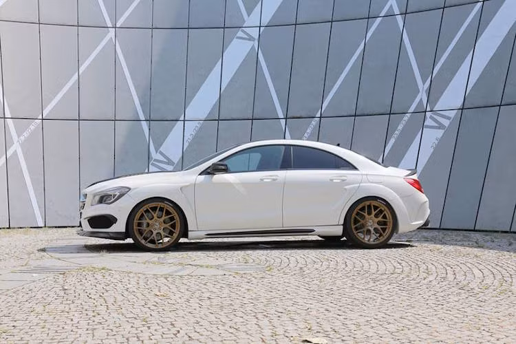 Chạy hai bên thân xe, Loewenstein cũng không quên trang bị cho CLA 45 AMG nẹp hông mới.