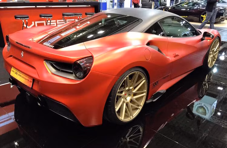 Phần đuôi xe hoàn toàn không được xXx Performance "động chạm" tới, ngoại trừ các đèn hậu có chóa phun màu tối.