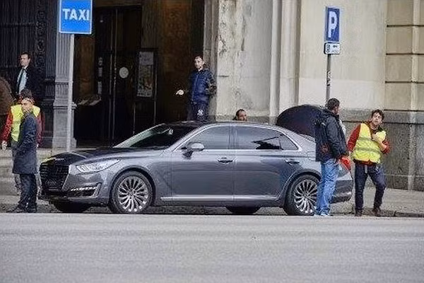 Sedan hang sang Genesis G90 