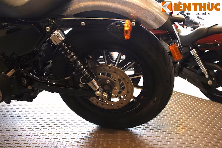 Bánh sau chỉ có đường kính 16 inch, sử dụng lốp cỡ 150/80/16. Hệ thống phanh đĩa đơn cho cả 2 bánh kèm theo ABS là trang bị chuẩn của Iron 883.