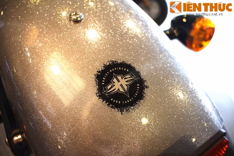  Logo Hard Candy Custom được sơn trực tiếp trên dè sau nhằm khẳng định độ "độc" của option màu sơn. Dưới điều kiện ánh sáng mạnh, màu sơn của xe "toả sáng" một cách rực rỡ.