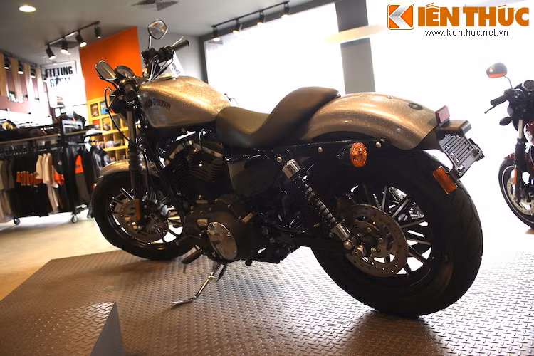 Chiếc xe được trang bị tuỳ chọn với yên solo hoặc đôi.