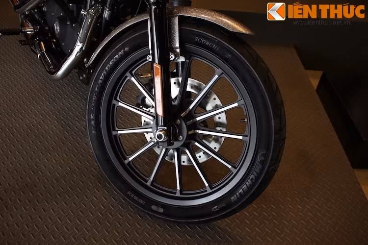 Xe được trang bị cặp vành 13 chấu kết hợp với lốp Michelin được sản xuất theo đơn đặt hàng từ phía hãng Harley-Davidson. Lốp trước của xe có cỡ 100/90/19.