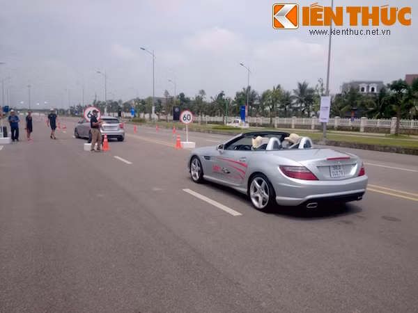 Mercedes to chuc “Hoc vien lai xe an toan” tai Ha Noi-Hinh-4