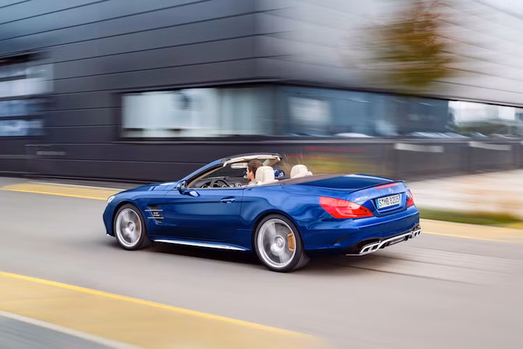 Ở phía sau, chiếc xe có cánh khuếch tán gió mới nằm dưới cản sau, cùng với các đèn hậu chỉ được sửa đổi lại một chút ở bên trong.