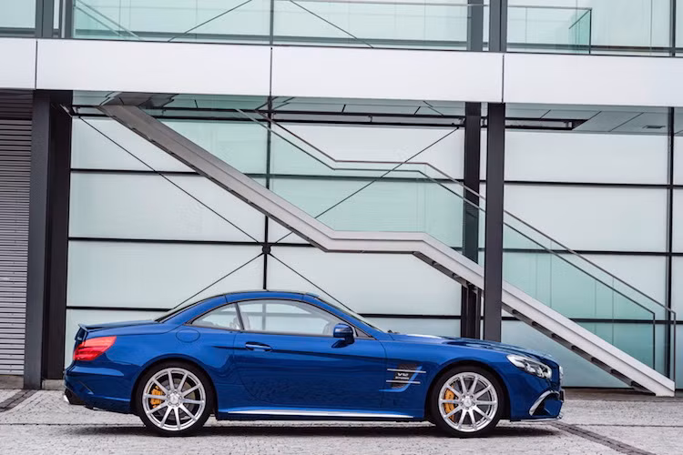 Ở hai bên thân xe, thay đổi dễ nhận ra nhất là bộ mâm nhiều nan với lốp Continental ContiSportContact mới. Ngoài ra gương chiếu hậu của xe cũng có thay đổi nhẹ.