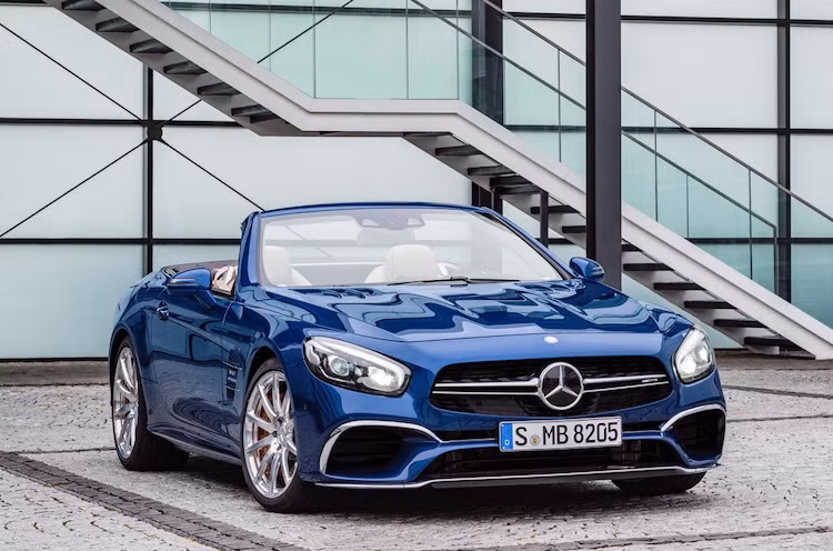 Với phiên bản 2017 mới nhất, SL sẽ mang "bộ mặt" mới, tương tự như những chiếc Mercedes mới được tung ra trong thời gian vừa qua. Đặc biệt, phần đèn pha của xe có thiết kế khá giống chiếc siêu xe AMG GT với các đèn LED ban ngày.