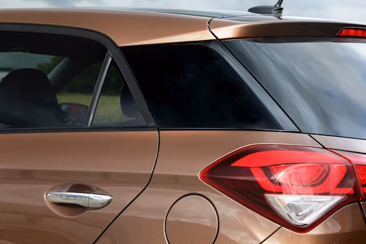 Phiên bản động cơ xăng sử dụng hộp số 5 cấp, trong khi bản diesel có hộp số 6 cấp. Tất cả đều là hộp số sàn.