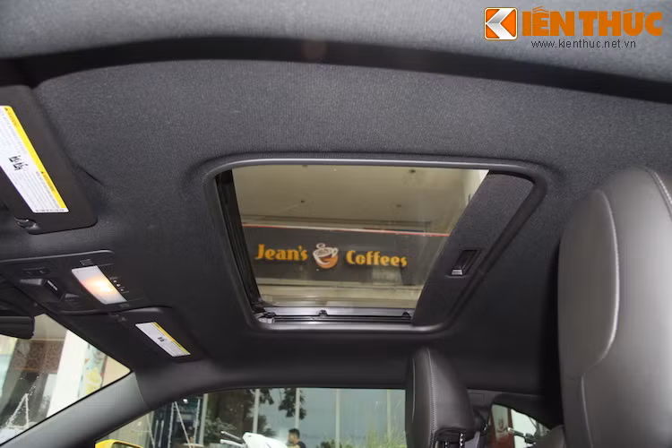 Bù lại, so với Mustang, Camaro RS lại có sẵn cửa sổ trời.
