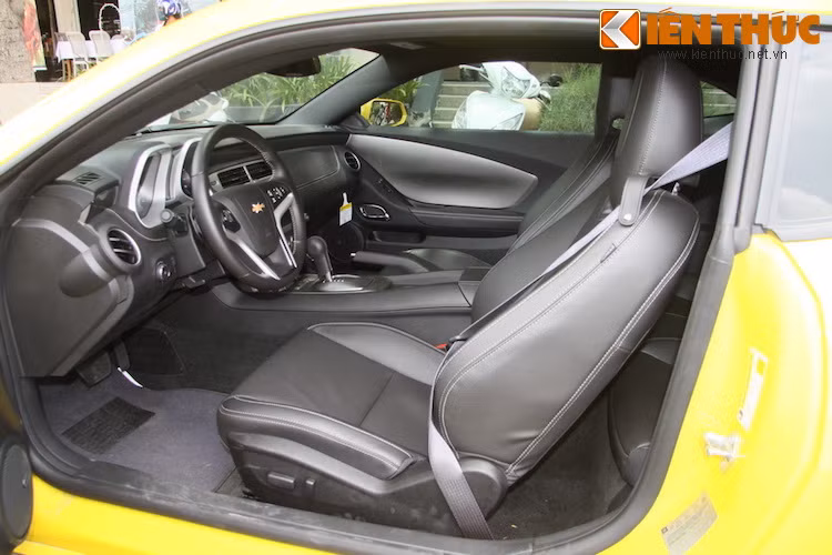 Ra đời trước Ford Mustang thế hệ mới và thuộc phiên bản thấp nhất nên Chevrolet Camaro RS có nội thất kém sang trọng hơn.