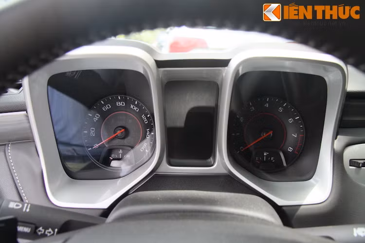 Bảng đồng hồ với thiết kế độc đáo của Camaro.