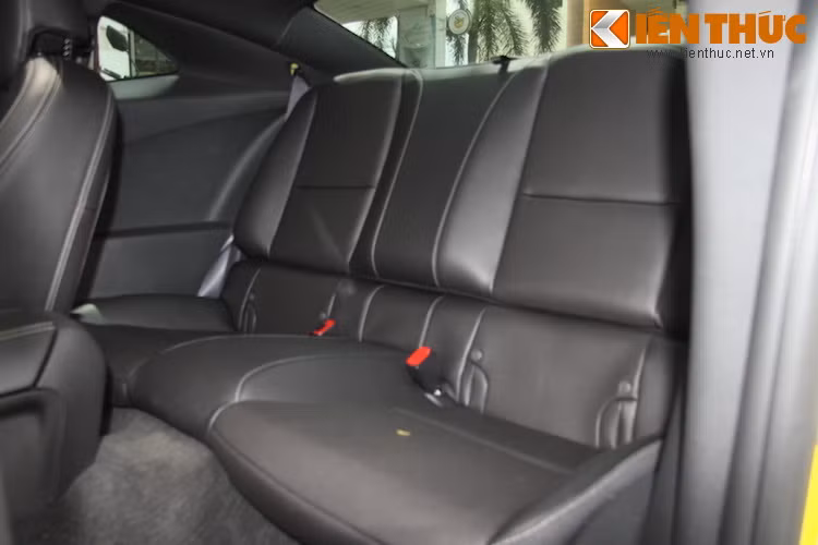 Hàng ghế sau trông cũng có vẻ không trau chuốt bằng Mustang mới.