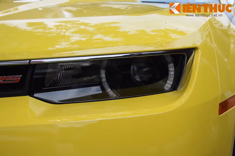 So với những đời trước, Camaro 2015 có đèn pha "mỏng" nhưng dài hơn.