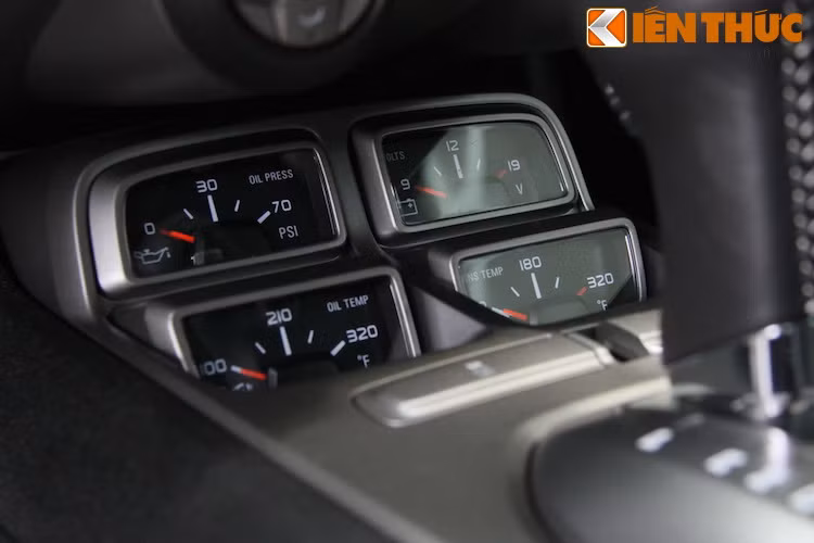 Bên dưới bảng điều khiển trung tâm là một số đồng hồ chỉ báo như nhiệt độ nước làm mát, dầu, ắc quy... nhưng chúng được đặt qúa thấp, khó quan sát.