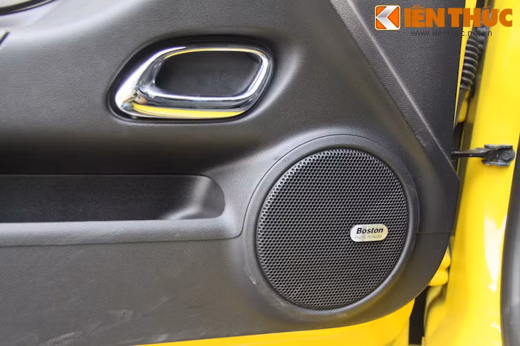 Xe được trang bị hệ thống âm thanh cao cấp của hãng Boston.