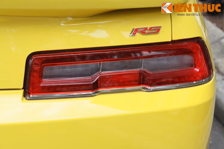 Trong khi đó, đèn hậu đã được thiết kế liền một khối, thay vì tách rời như đời 2013.