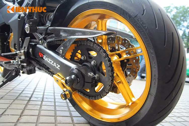 Theo chủ xe, anh đã phải chi tới hơn 2000 USD (tương đương 43 triệu) để có thể "ship" cặp mâm "hàng khủng" này từ Mỹ về Việt Nam.