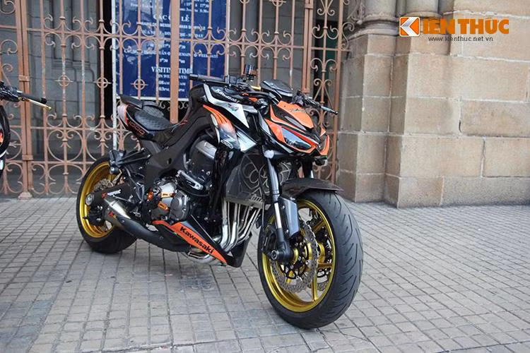 Trong khi đó, chiếc Kawasaki Z1000 của thành viên số 18 có ít món đồ chơi hơn, dù vẫn sở hữu bộ tem độc đáo tương tự.