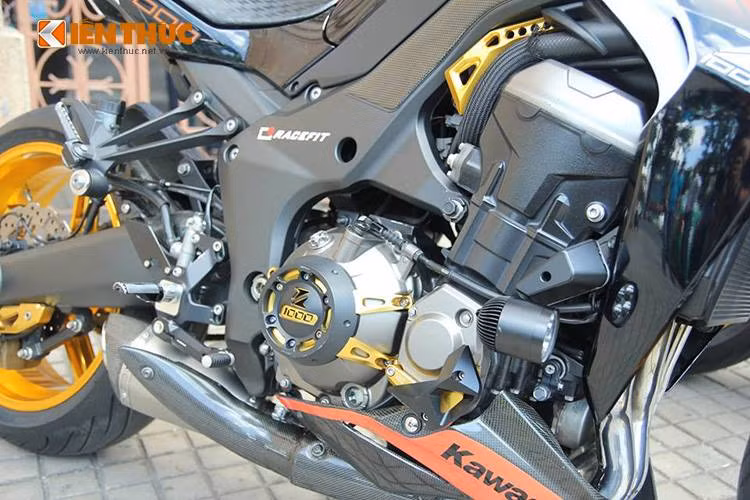 Động cơ 1043 cc 142 mã lực của Z1000 vẫn được giữ nguyên, chỉ được lắp thêm bảo vệ lốc máy.